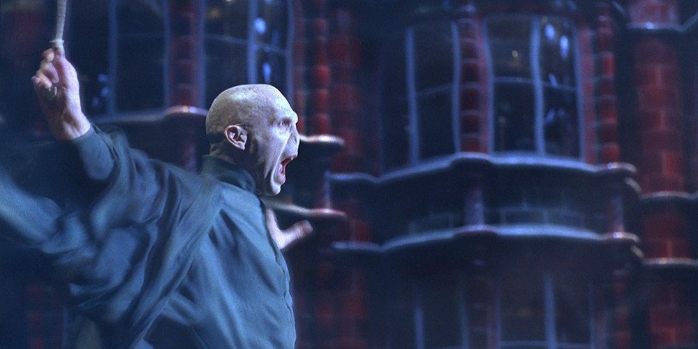 Voldemort attacking, mouth open, wand up