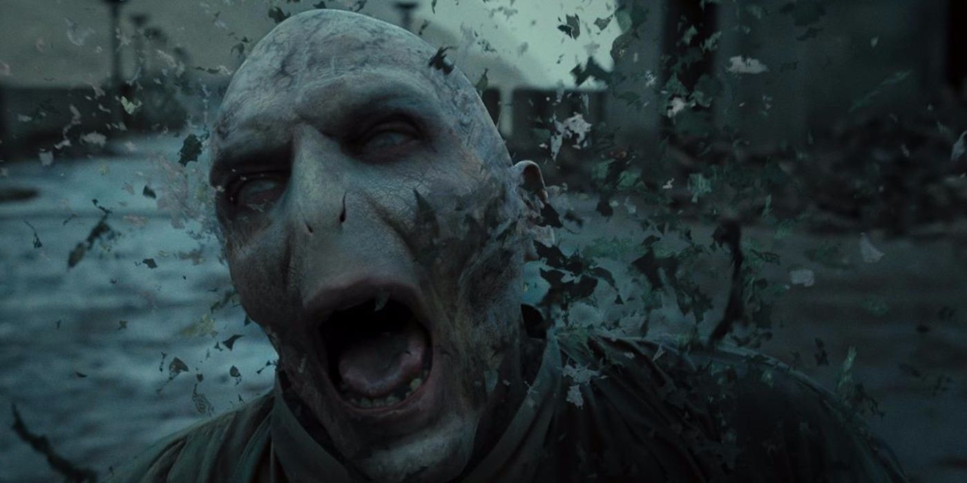 Voldemort quebrando em pedaços enquanto ele morre