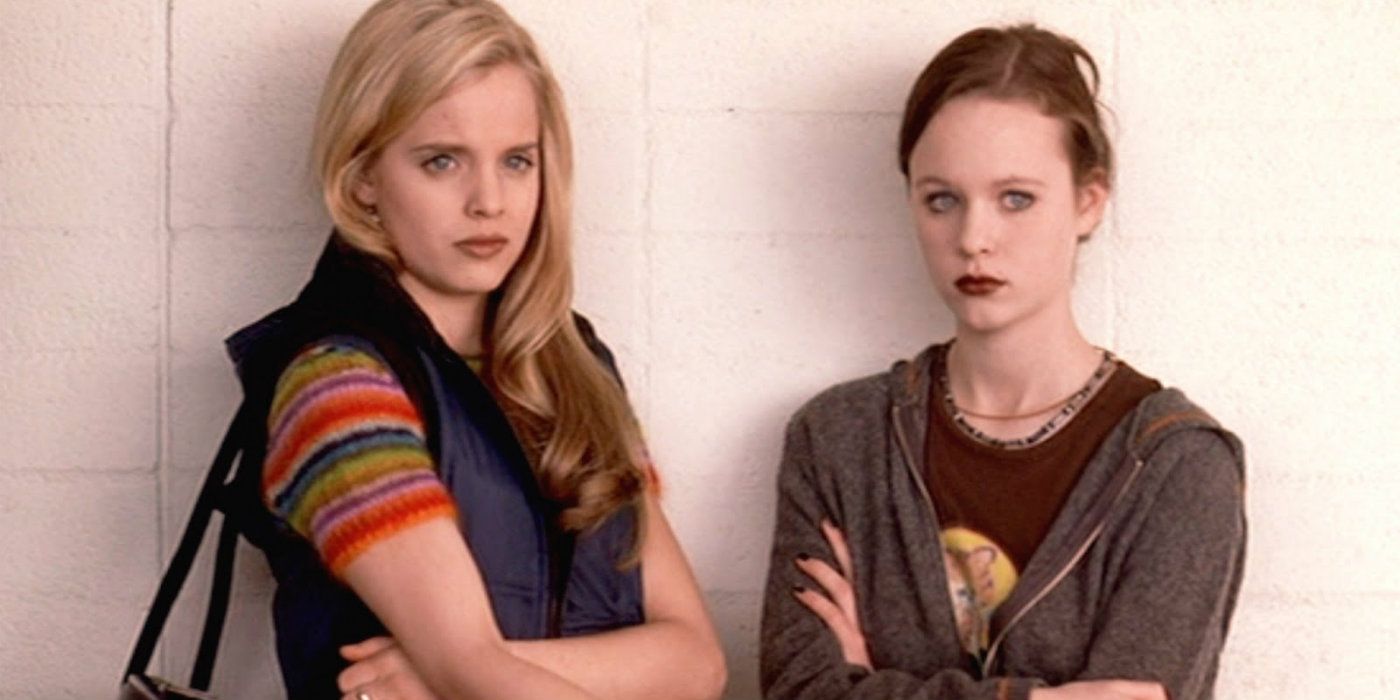 Mena Suvari and Thora Birch with their arms crossed in American Beauty