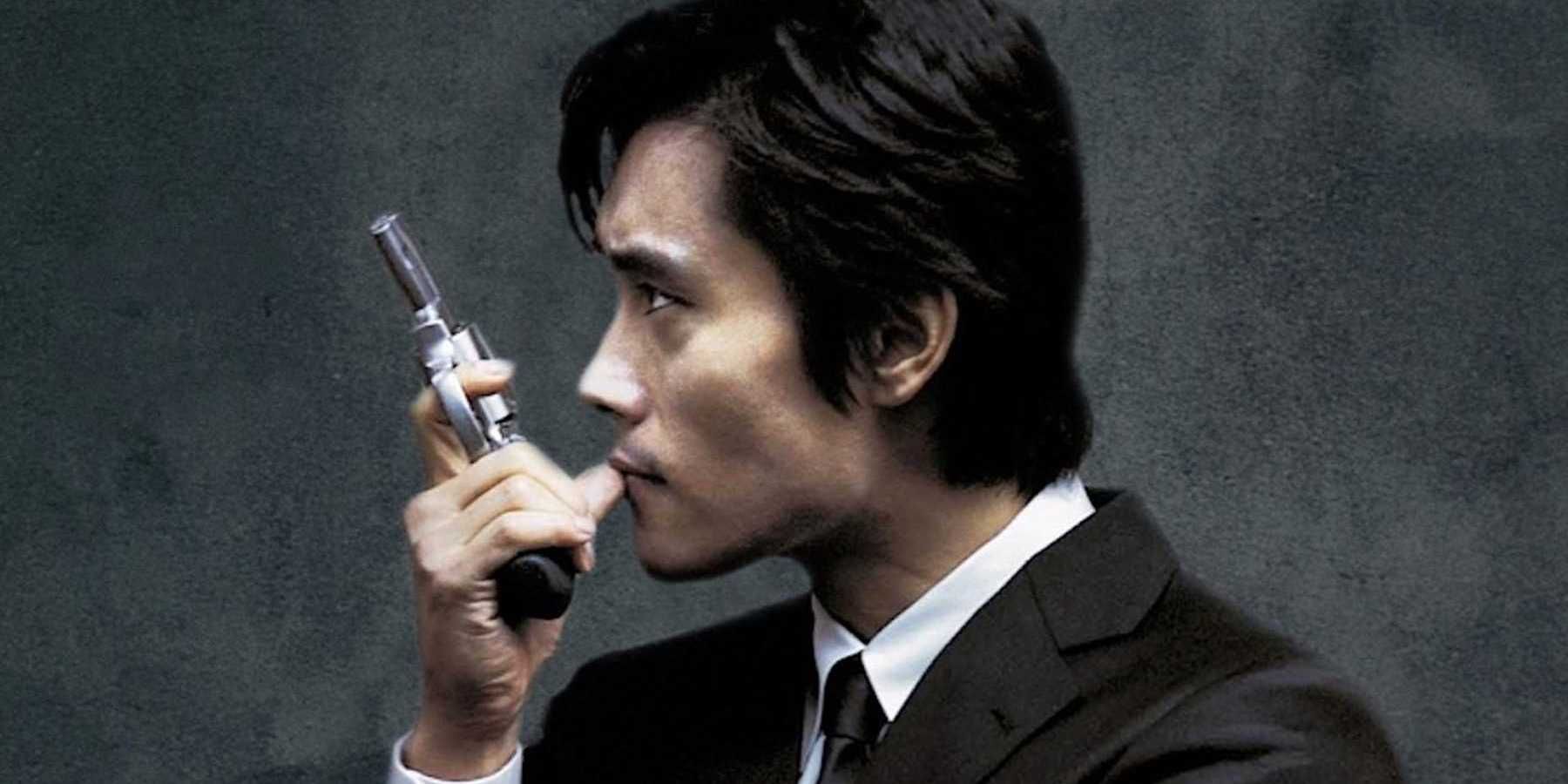 Sun-woo segura um revólver na frente do rosto em uma imagem promocional de A Bittersweet Life