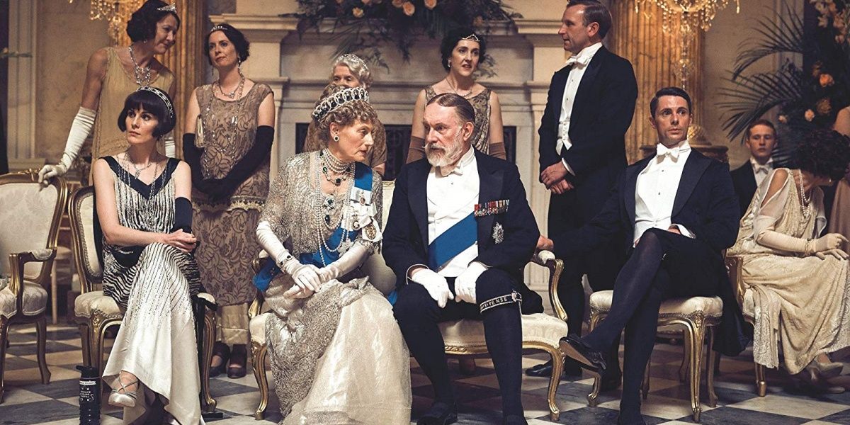 cast photo king and queen in center Cropped