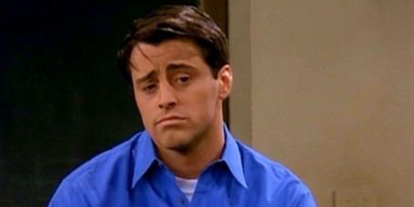 Joey vestindo uma camisa azul e ensinando atuando em Friends