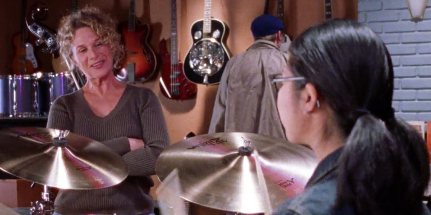 Carole King standing in front of a drum kit on Gilmore Girls.