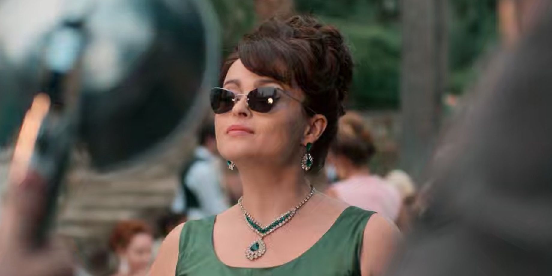 Princess Margaret being photographed in sunglasses in The Crown