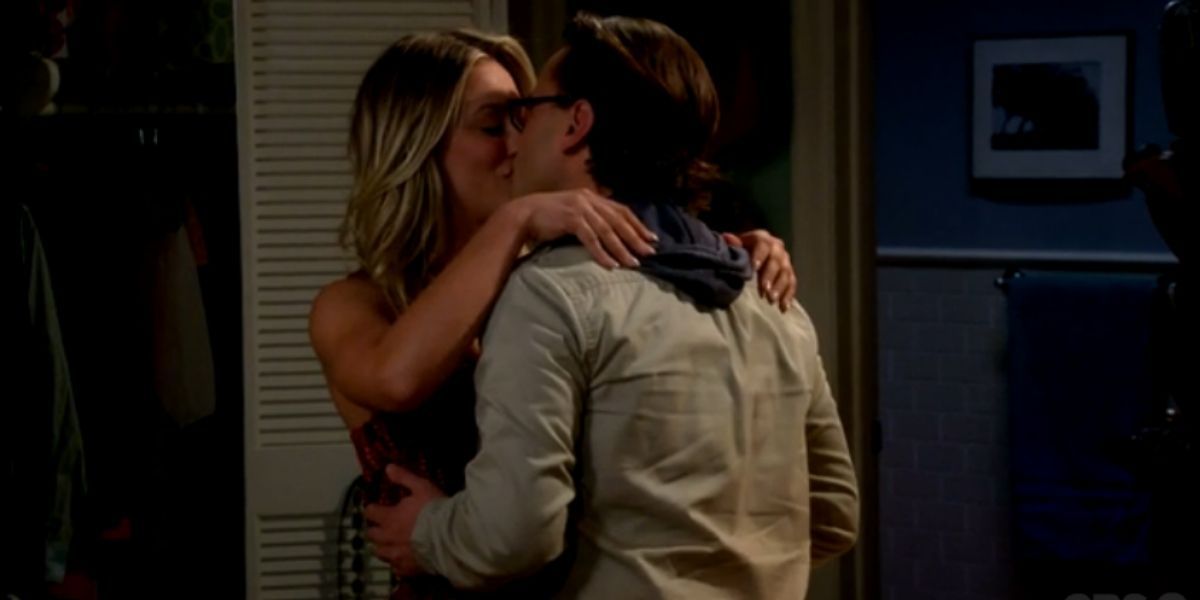 Penny and Leonard kissing in The Big Bang Theory.