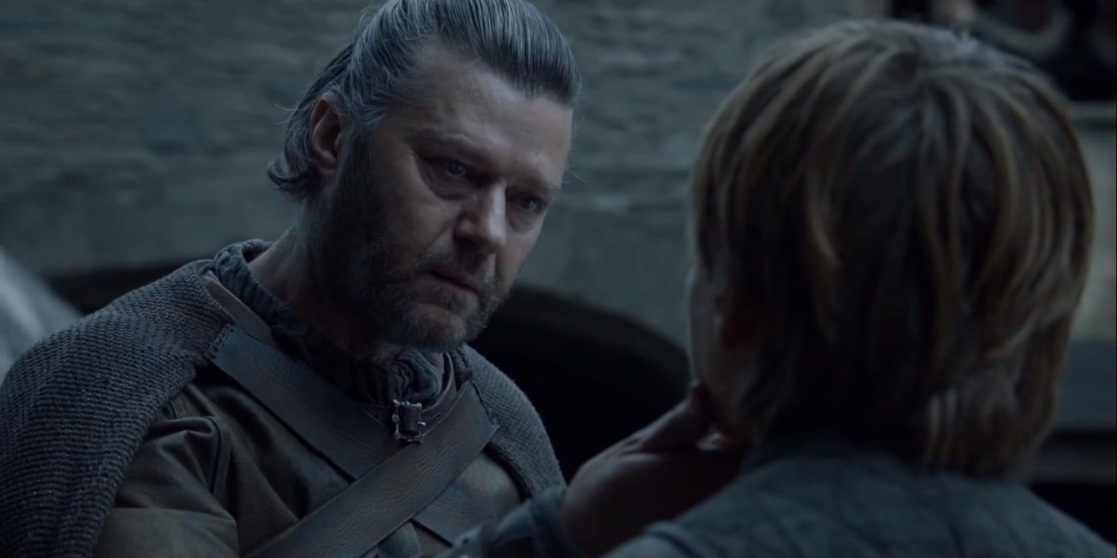 Rickard Stark conversando com um de seus filhos em Game of Thrones.