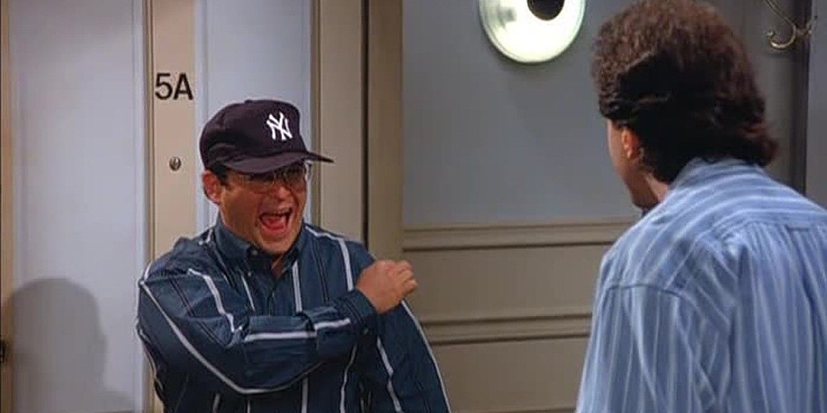 George parece feliz enquanto usava um boné dos Yankees em Seinfeld