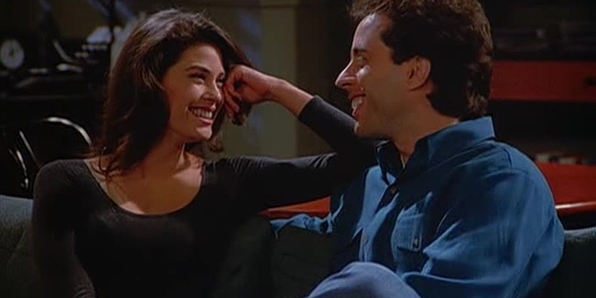 Jerry Seinfeld e Teri Hatcher riem no sofá de Seinfeld.