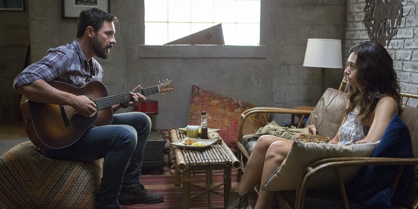 Gus playing the guitar to Fiona in Shameless