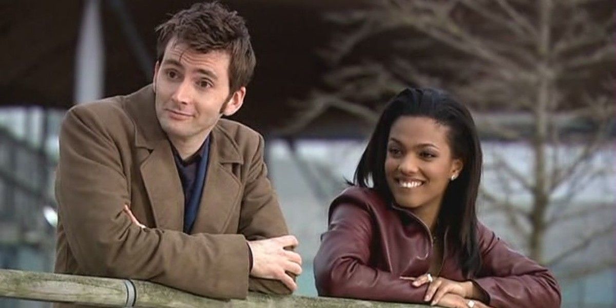 O Décimo Doutor e Martha olhando para a direita e sorrindo em Doctor Who