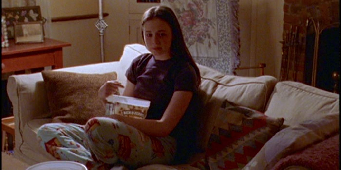 Rory eating snacks on the couch on Gilmore Girls