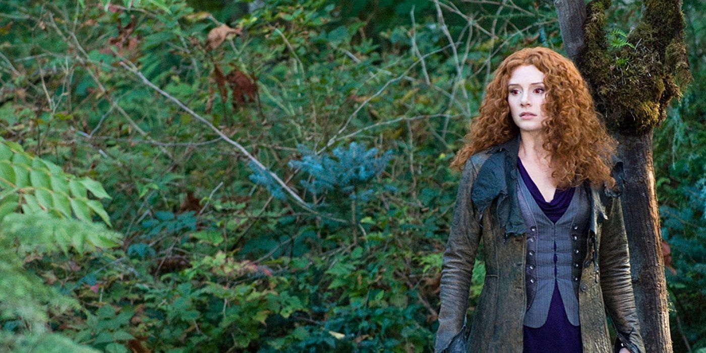 Victoria se tient dans les bois dans New Moon.