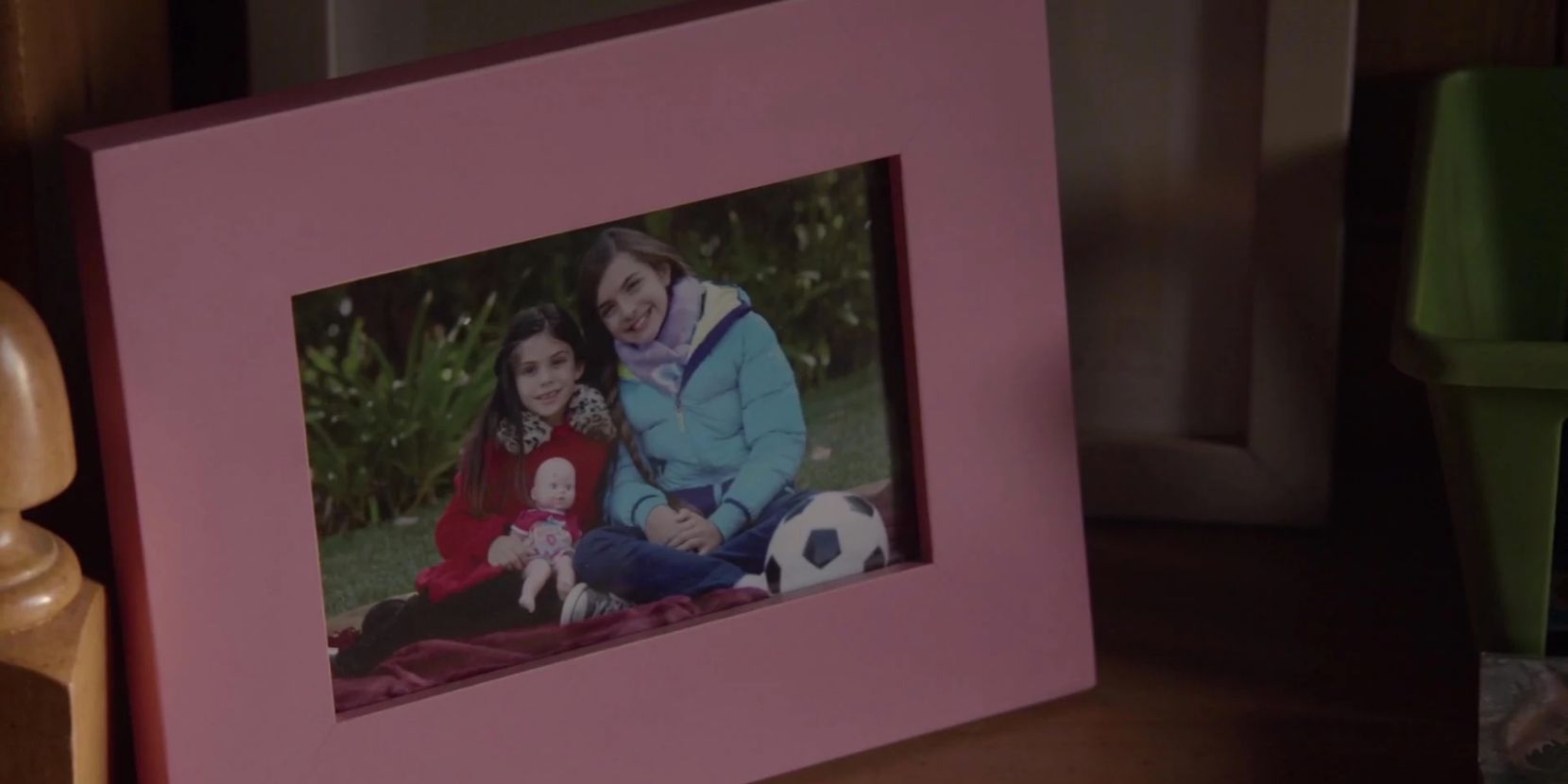 A picture of a young Malia and her sister in Teen Wolf.