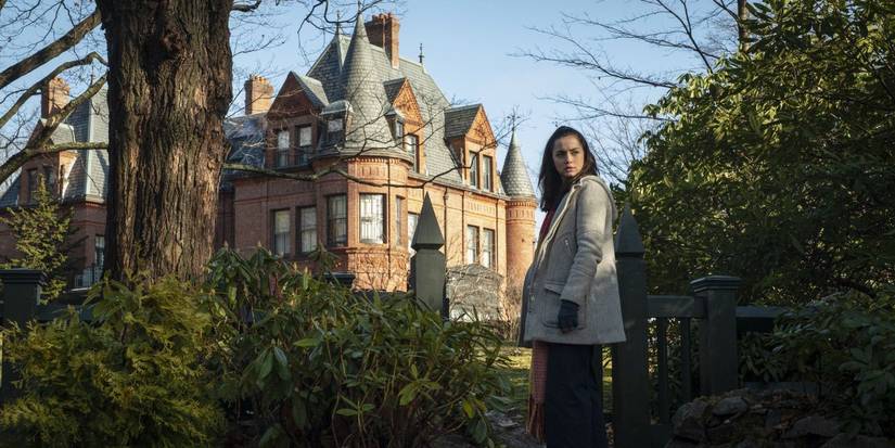 Marta (Ana de Armas) in the garden of Harlan's mansion in Knives Out