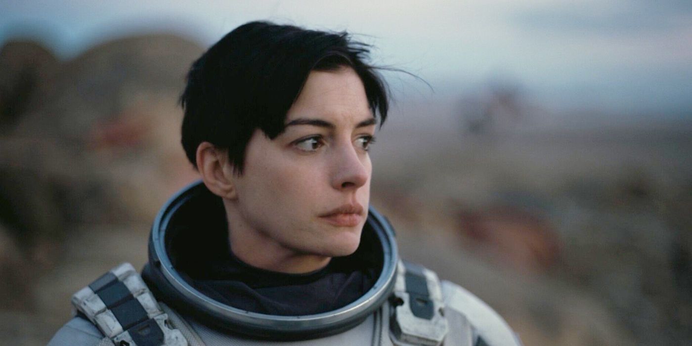 Anne Hathaway como Dra. Amelia Brand, vestindo um traje espacial sem capacete, parecendo nervosa em Interestelar