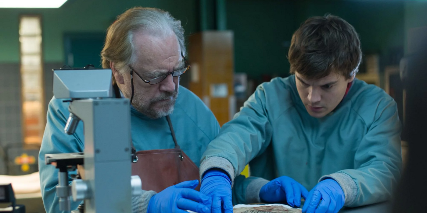 Brian Cox and Emile Hirsch doing the autopsy in The Autopsy of Jane Doe