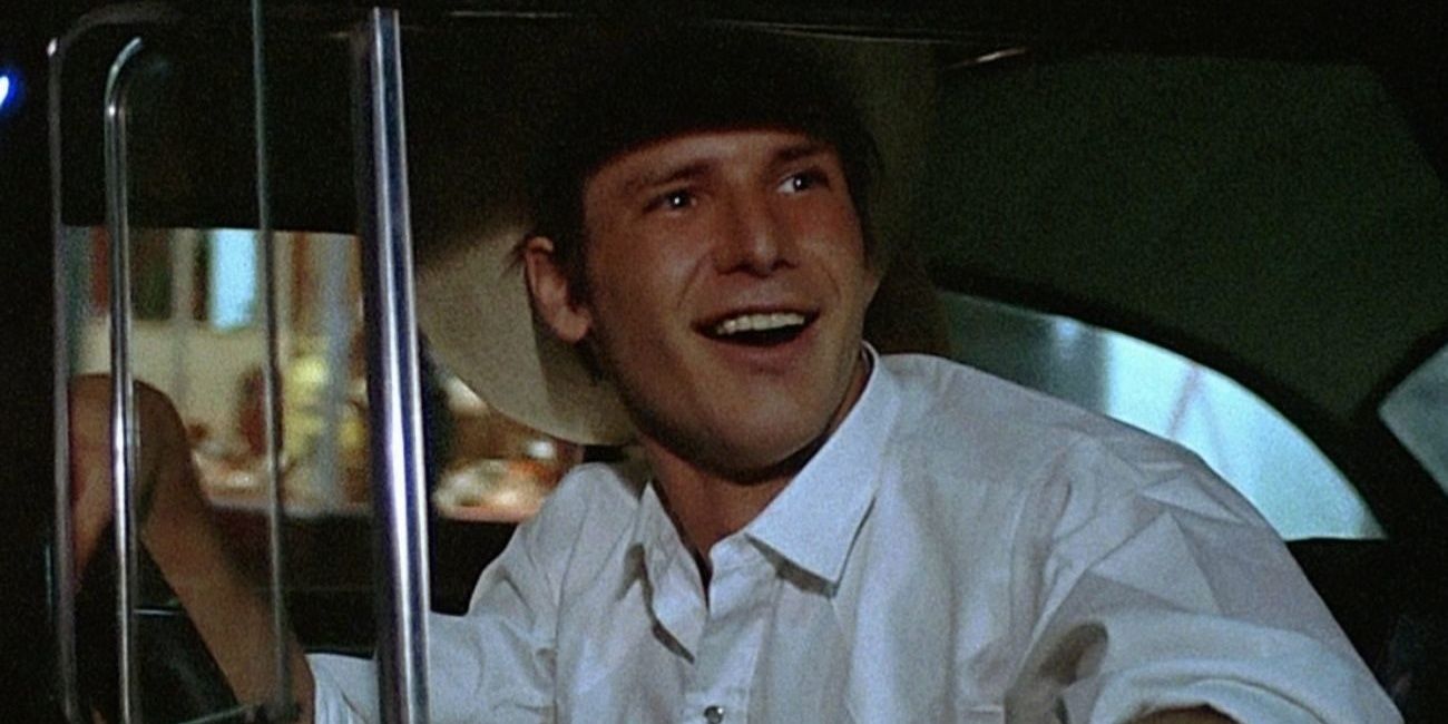 Harrison Ford como Bob Falfa dirigindo seu carro em American Graffiti