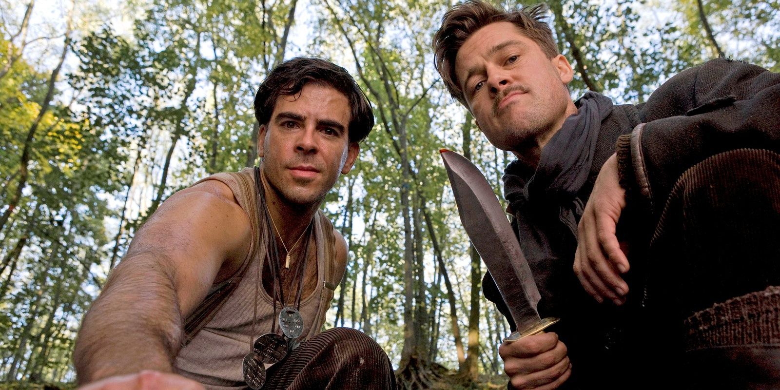 Brad Pitt e Eli Roth olhando para baixo em Bastardos Inglórios