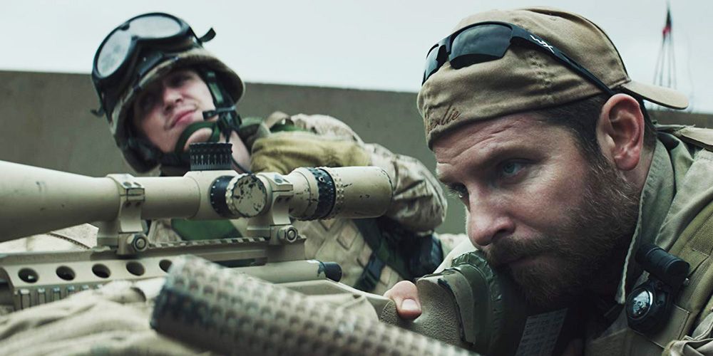 Bradley Cooper olhando através de uma lente de atirador em American Sniper