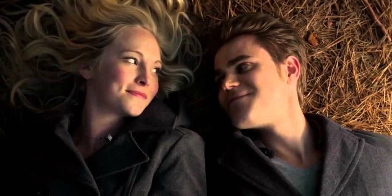 Uma imagem de Stefan e Caroline sorrindo um para o outro em The Vampire Diaries 