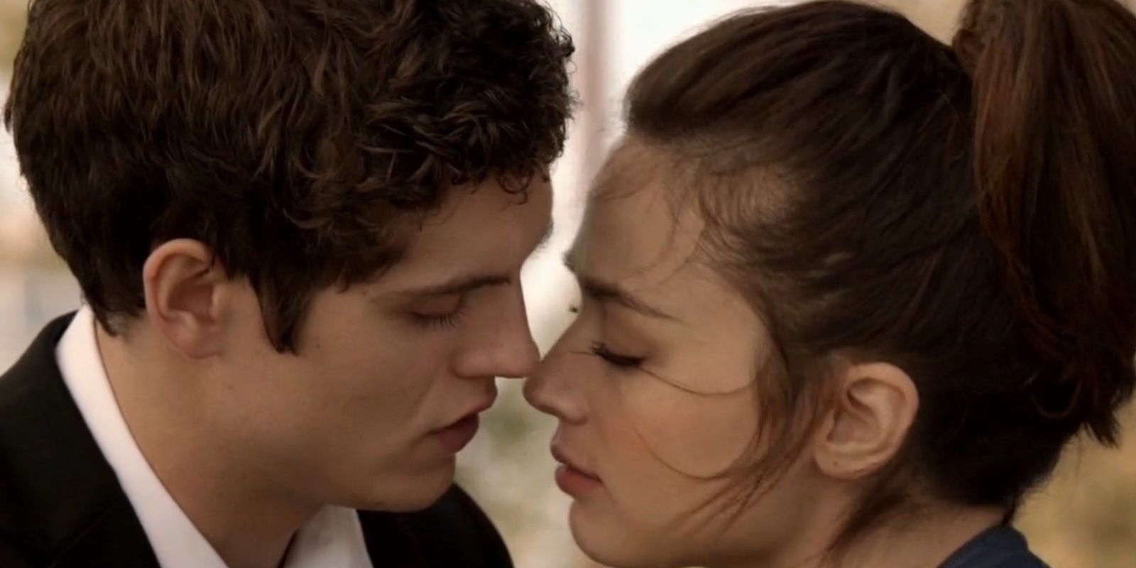 Isaac e Allison quase se beijando em Teen Wolf.