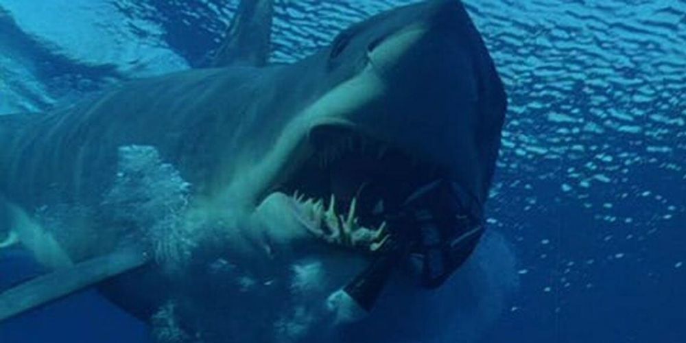 DEEP BLUE SEA, the shark attacks and oxygen tank