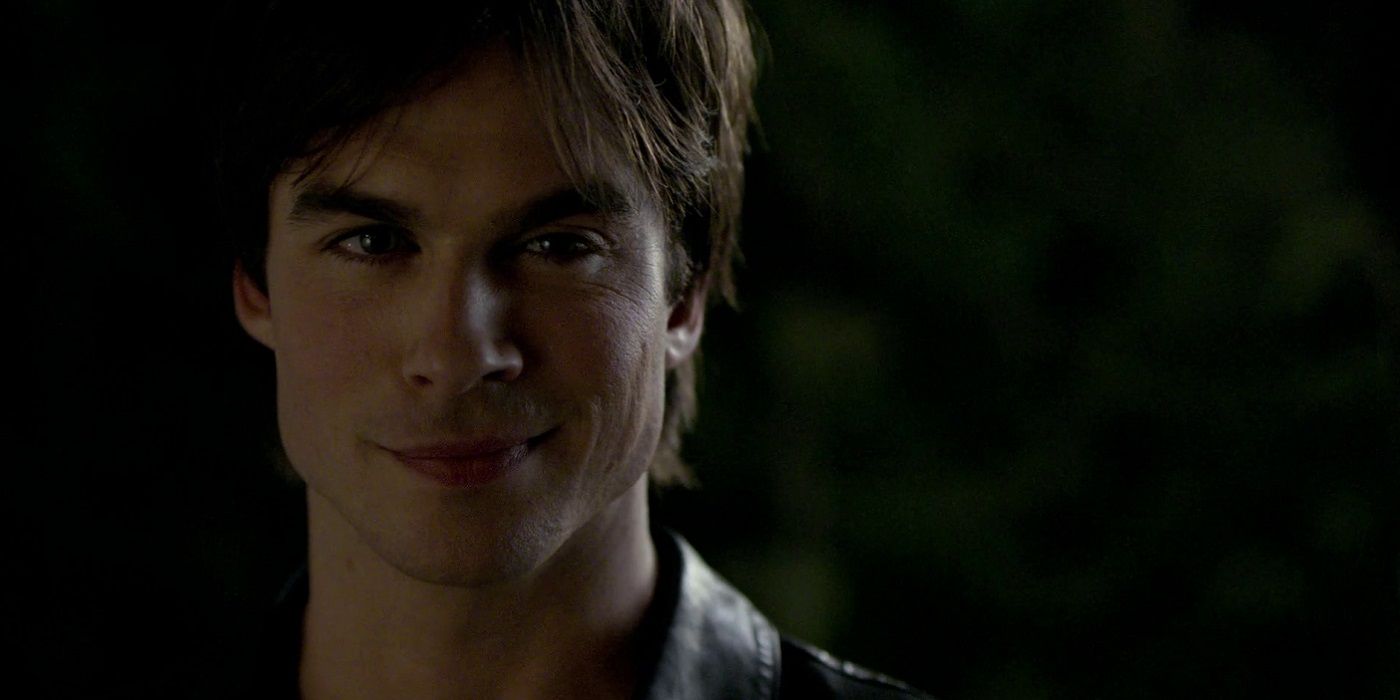 Damon sorrindo em The Vampire Diaries.