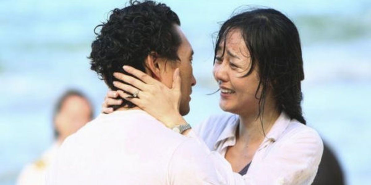 Sun and Jim reuniting on the beach in Lost