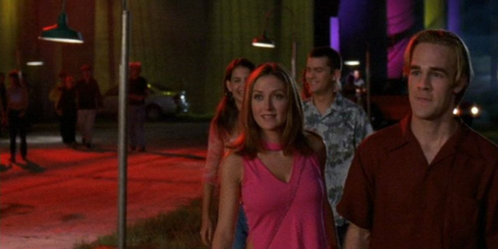 Greatchen and Dawson lead their friends to a party in Dawson's Creek