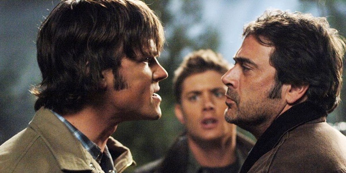 John et Sam se disputent devant Dean dans Supernatural