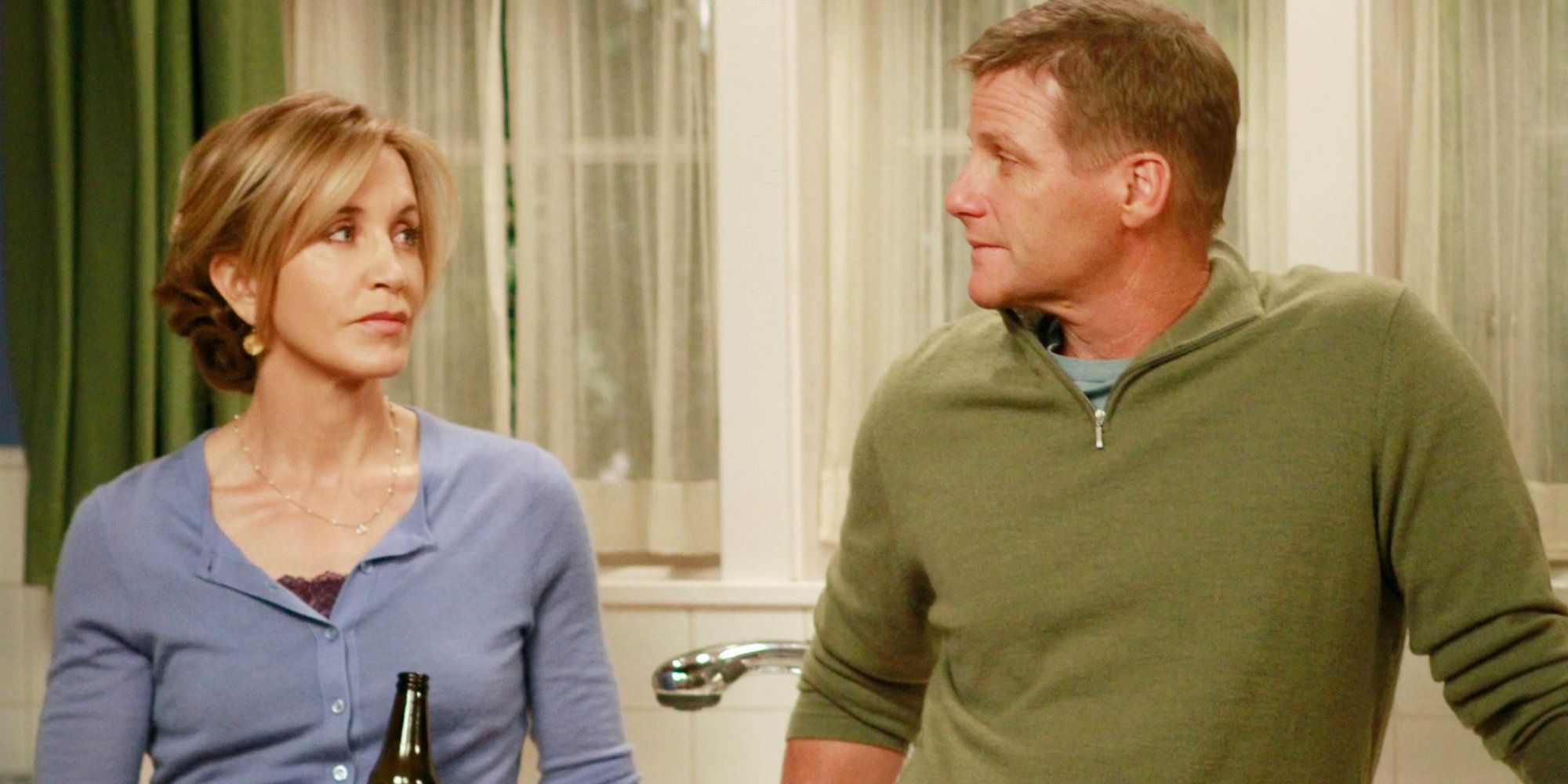 Lynette segurando uma garrafa de cerveja e conversando com Tom em Desperate Housewives