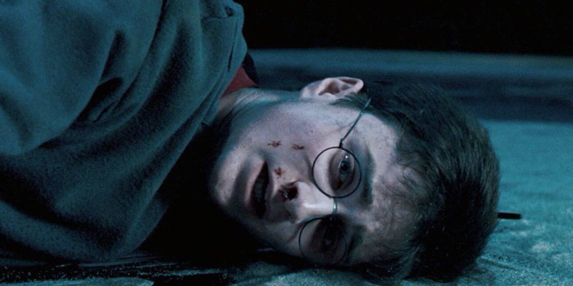 Harry Potter indebolito sul pavimento dopo essere stato posseduto da Voldemort