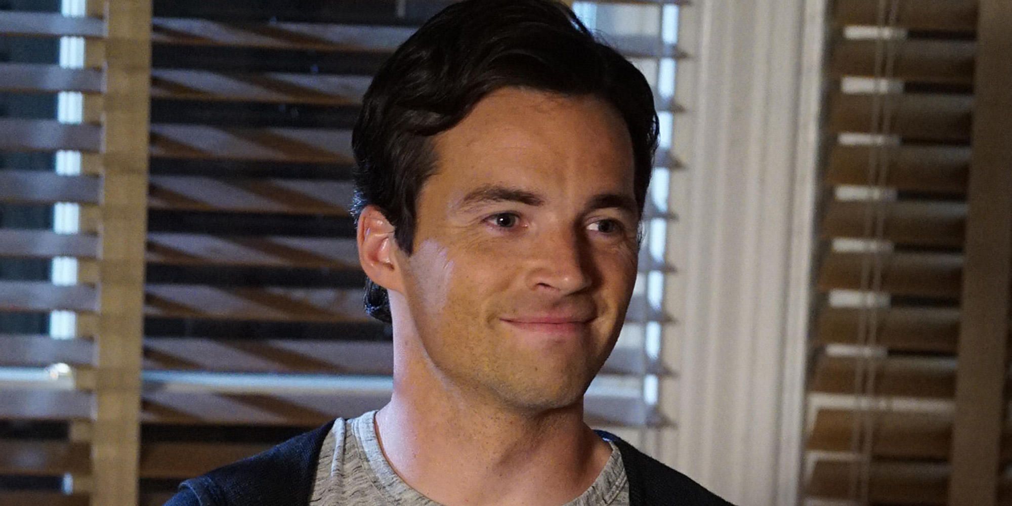 Ezra smiling in Pretty Little Liars