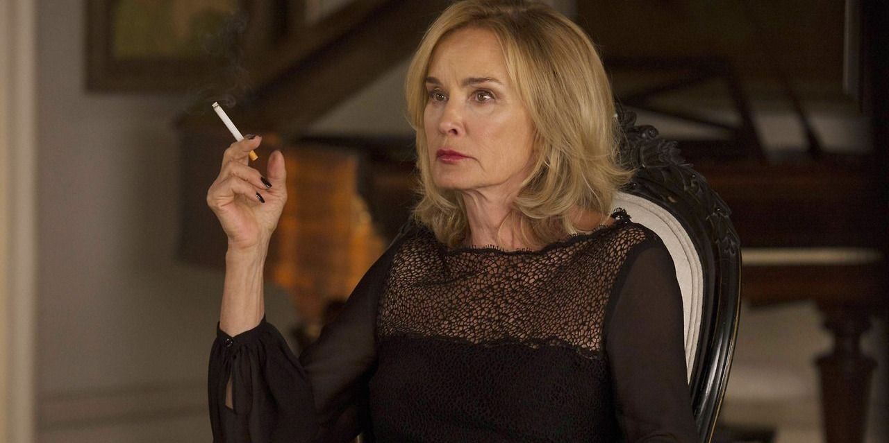 Fiona smoking a cigarrette in AHS Coven