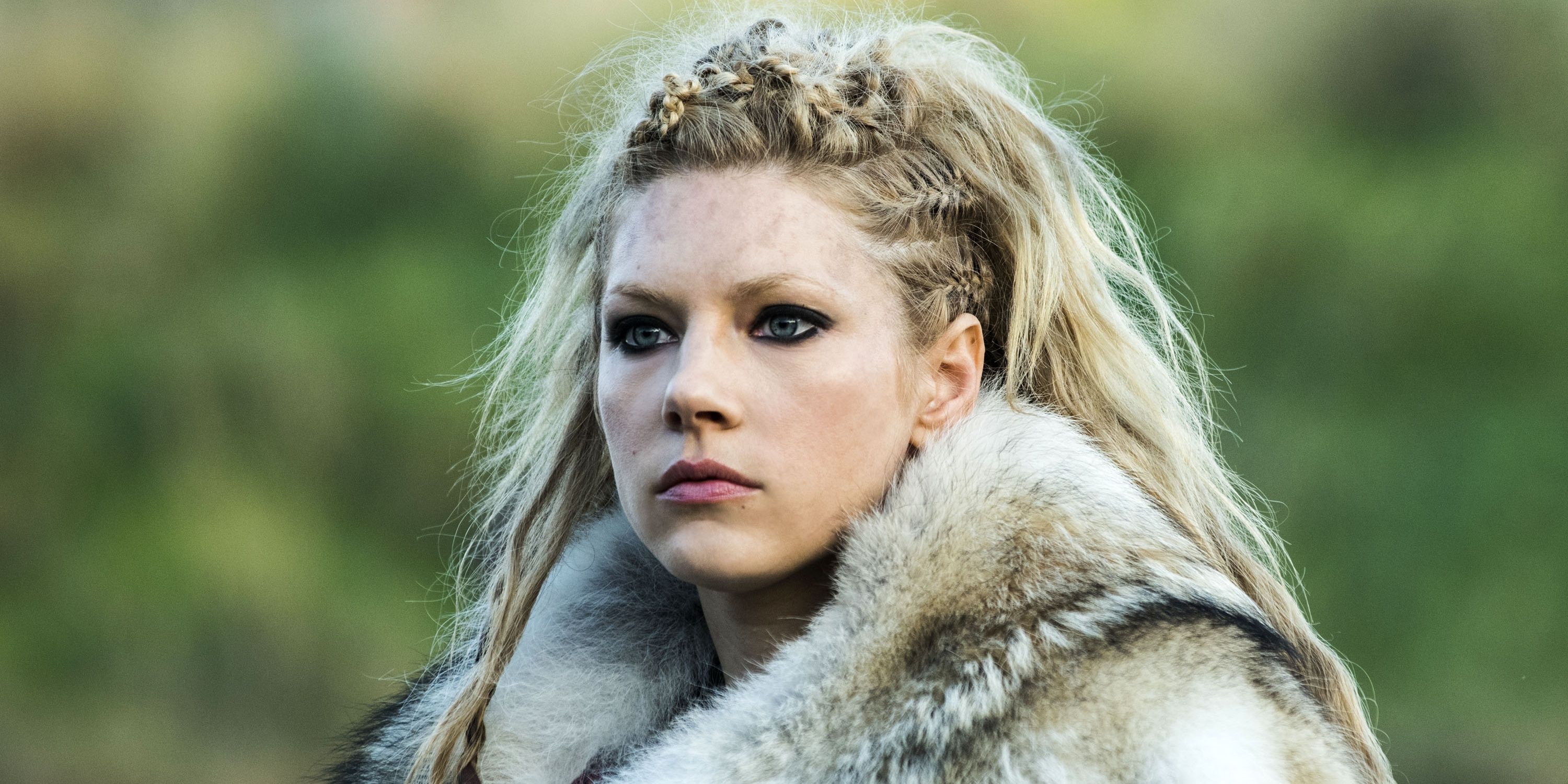 Lagertha em Vikings com casaco de pele, delineador escuro e tranças