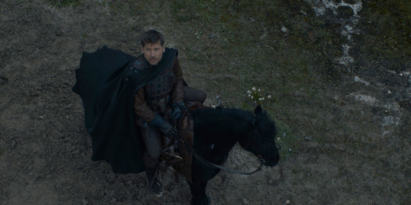 Jaime di atas kuda menatap seekor naga