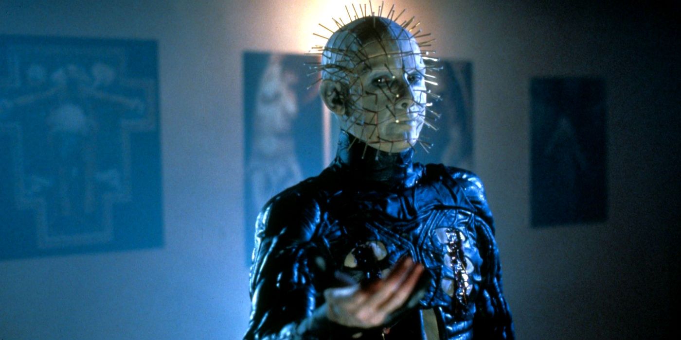 Pinhead oferecendo a caixa de quebra-cabeça de Hellraiser III