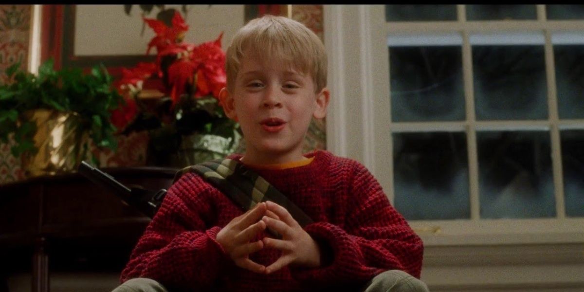 Kevin assistindo TV em Home Alone.