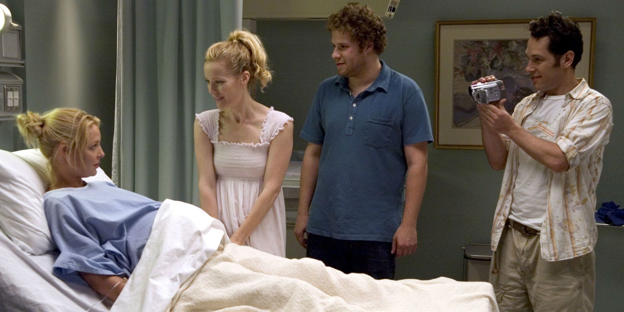 Alison (Katherine Heigl) em uma cama de hospital prestes a entrar em trabalho de parto com Pete (Paul Rudd) filmando-a com uma câmera de vídeo em Knocked Up