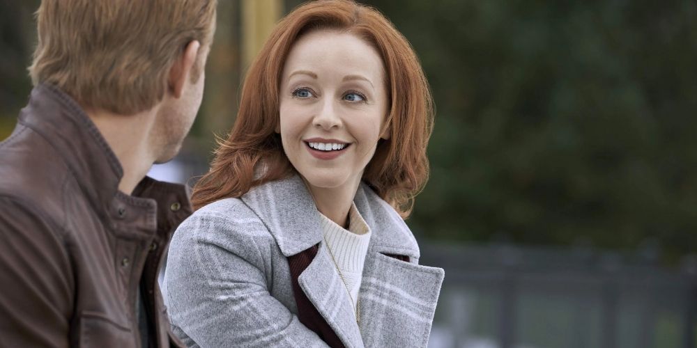 Lindy Booth sorrindo em um filme de Natal Hallmark