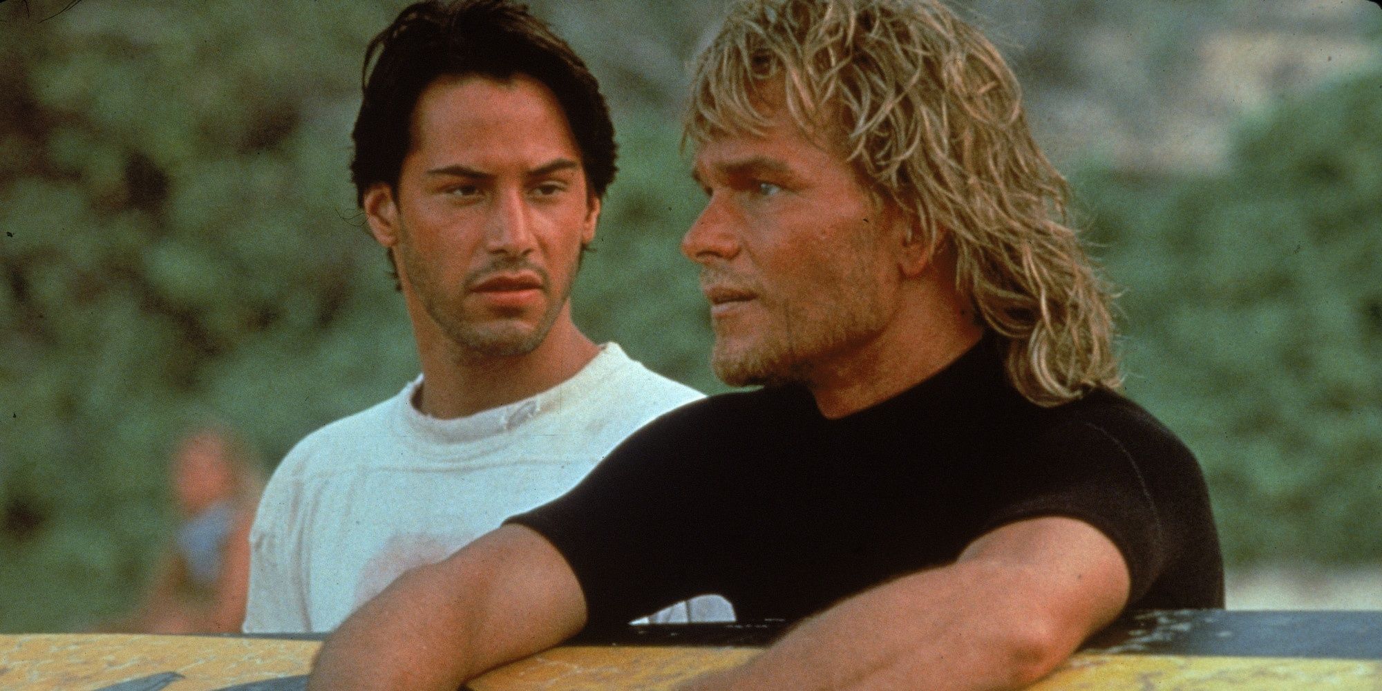 Keanu Reeves and Patrick Swayze talk in “Point Break”