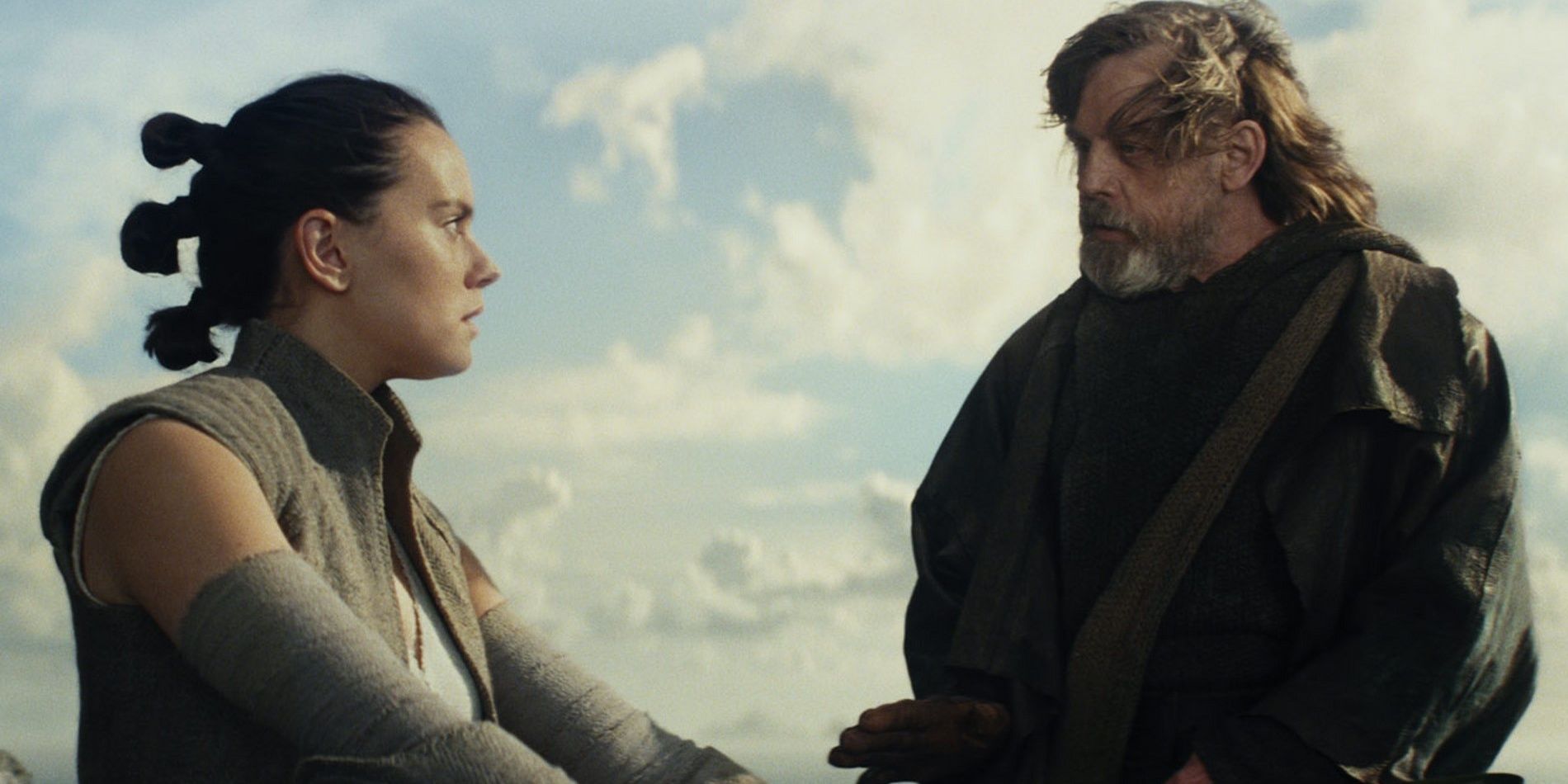 Rey observa Luke enquanto ele a ensina sobre Ahch-To