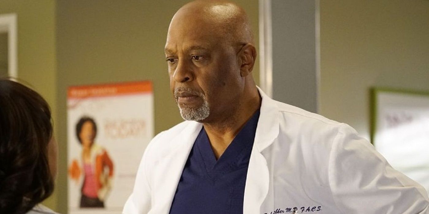 Richard Webber wearing his scrubs with his hands on his waist in Grey's Anatomy