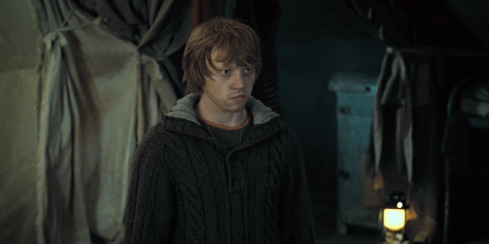 Ron em uma barraca em Harry Potter e as Relíquias da Morte