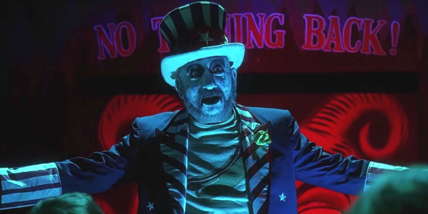 Sid Haig as Captain Spaulding introducing patrons to his horror ride in House of 1000 Corpses