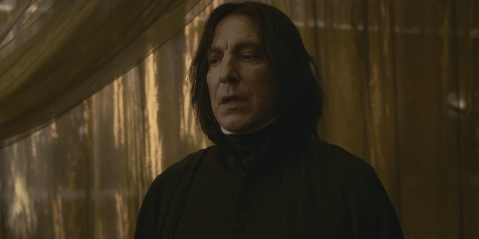 Uma imagem de Snape parado em uma tenda em O Enigma do Príncipe