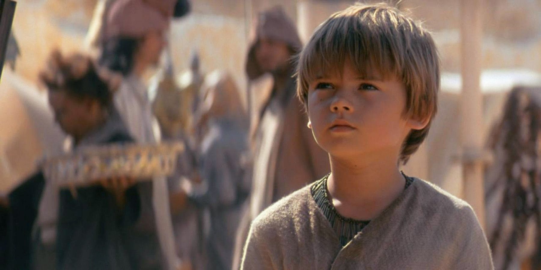 Jake Lloyd como o jovem Anakin olha para Tatooine em A Ameaça Fantasma