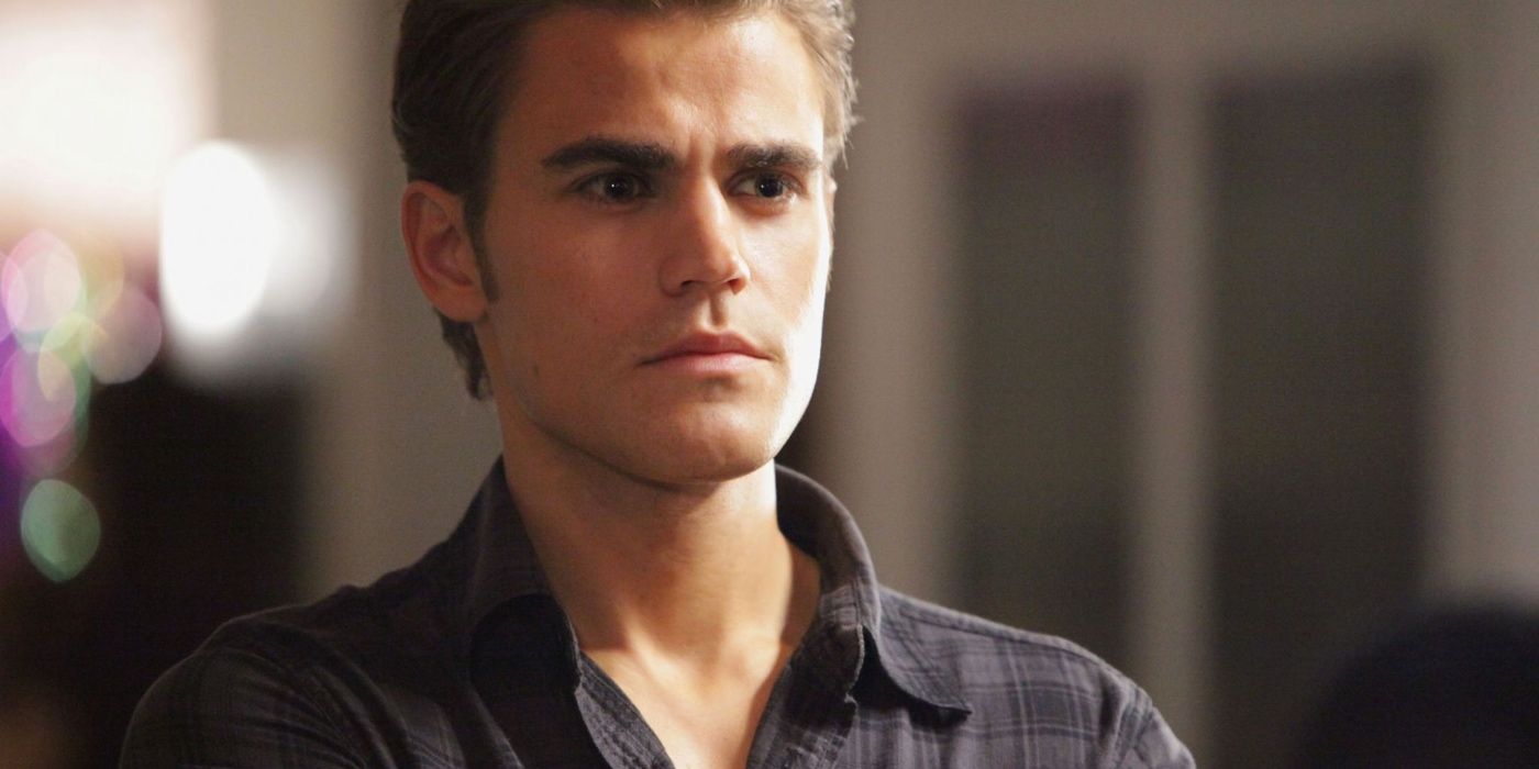 Stefan Salvatore em The Vampire Diaries olhando para algo e pensando.