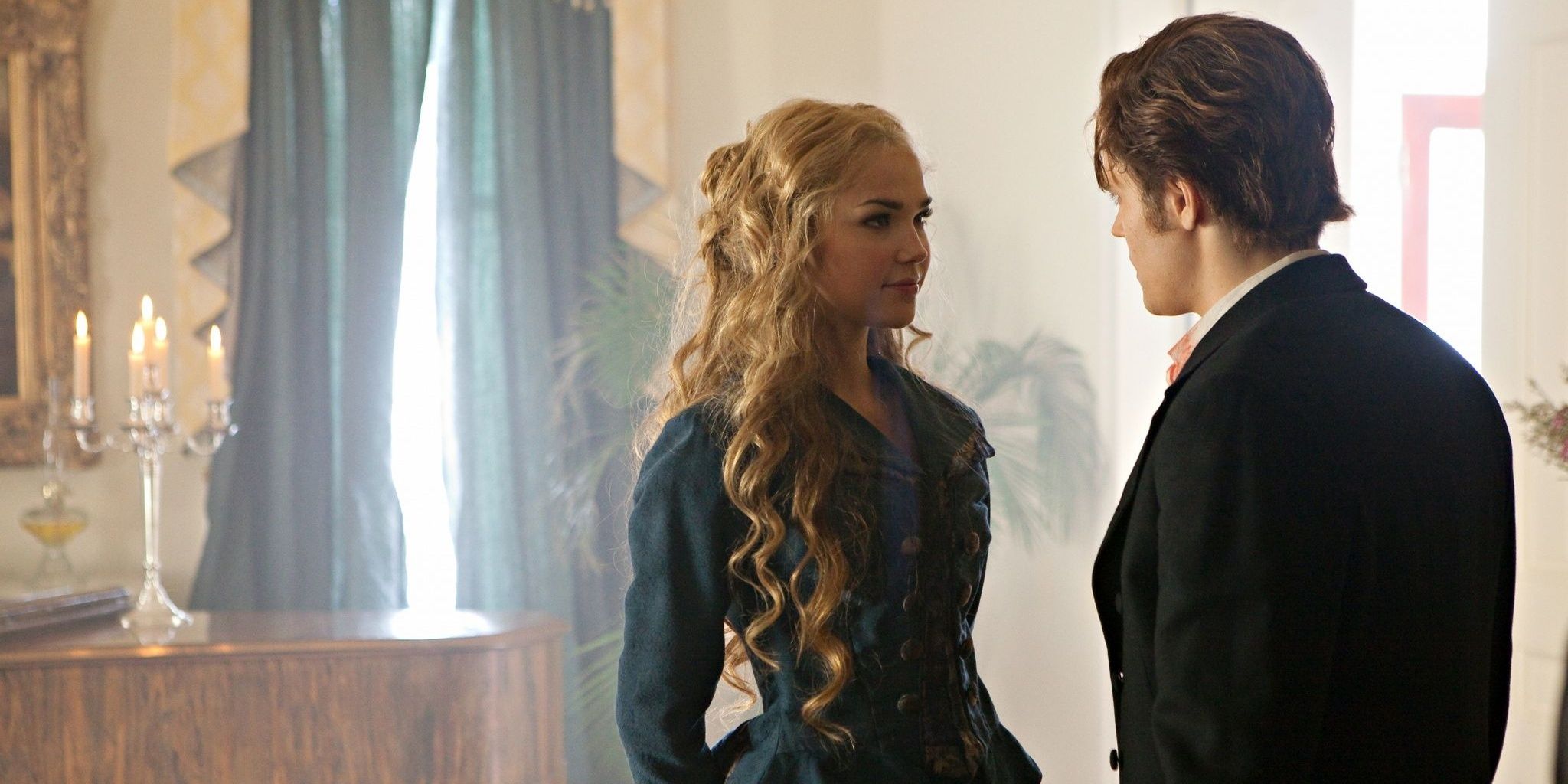 Stefan e Lexi em um flashback em The Vampire Diaries.