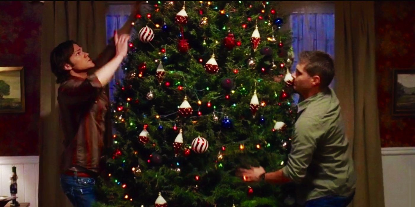 Sam and Dean grabbing a nicely decorated Christmas tree in Supernatural